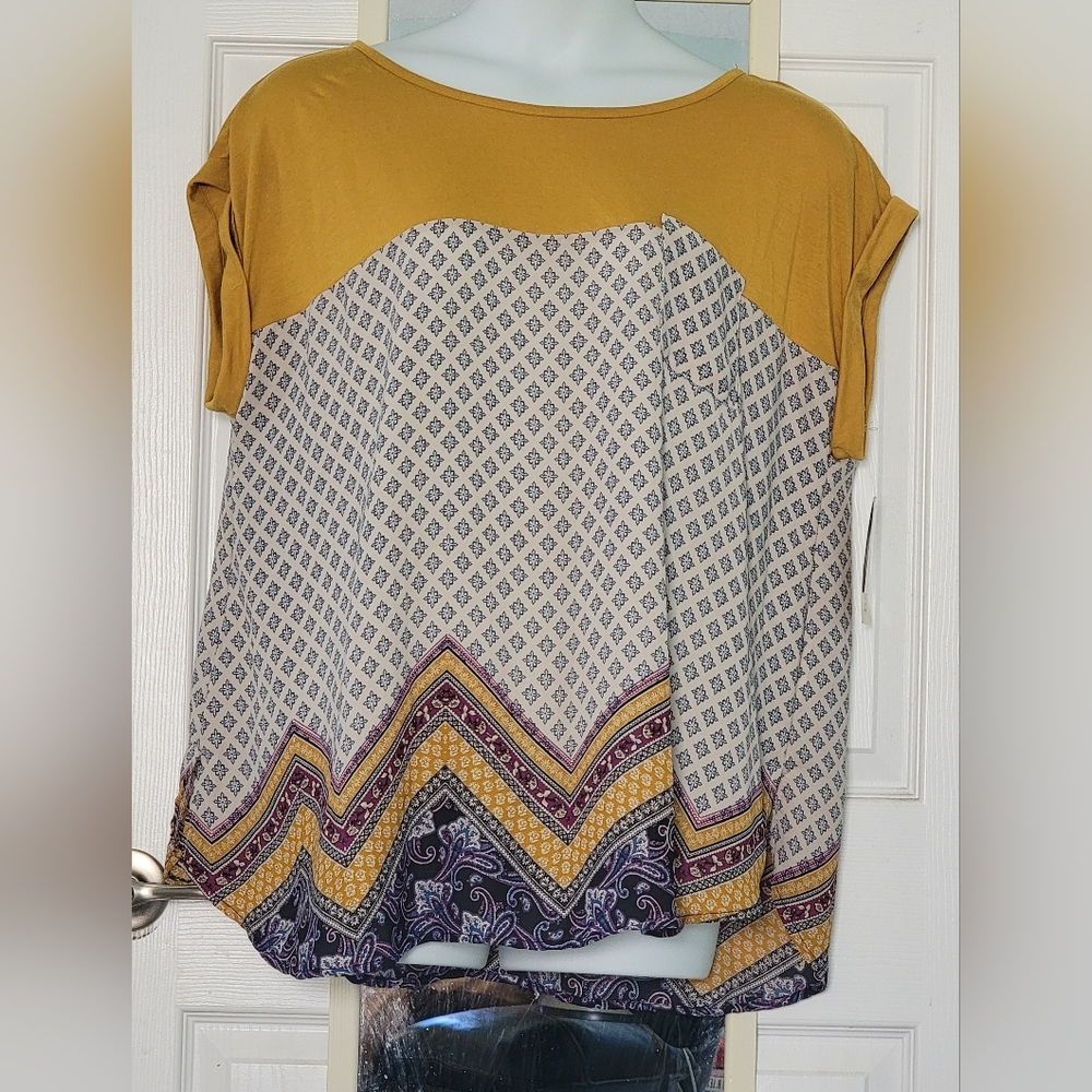 S/S womens blended material top.